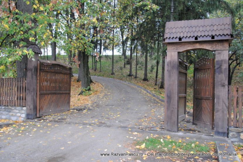 Poartă și alee de acces printre arbori