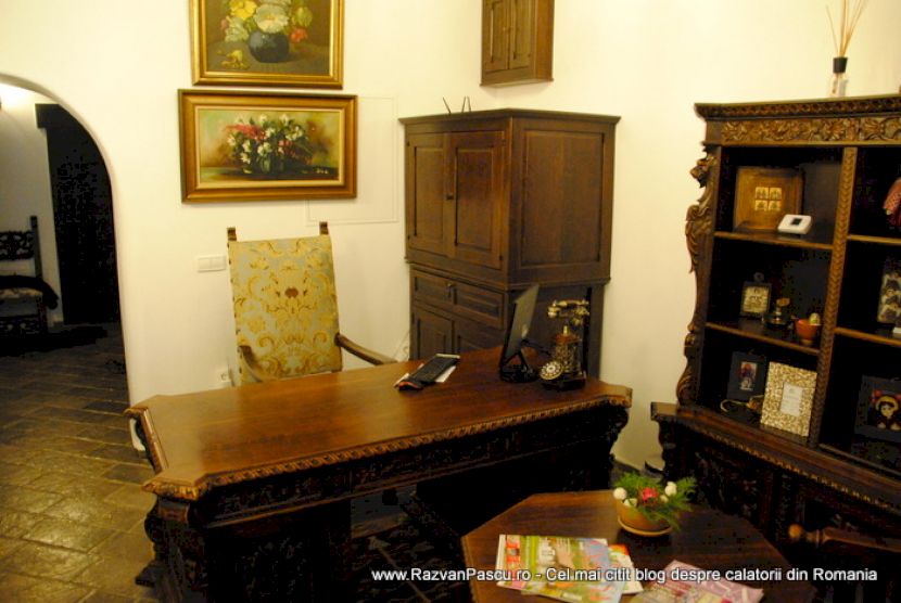 Masă și dulapuri din lemn într-un interior rustic