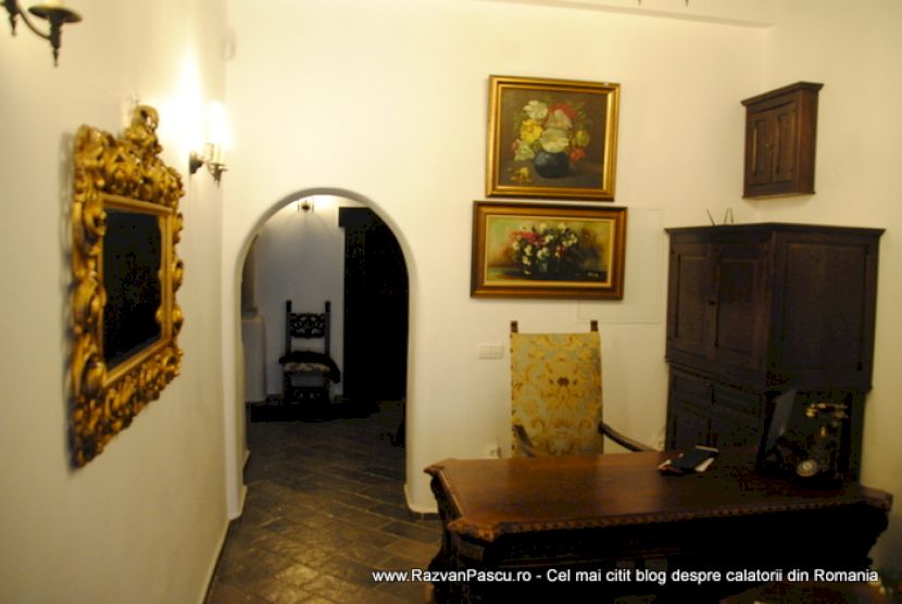 Hol cu oglindă, decorațiuni și mobilier vechi