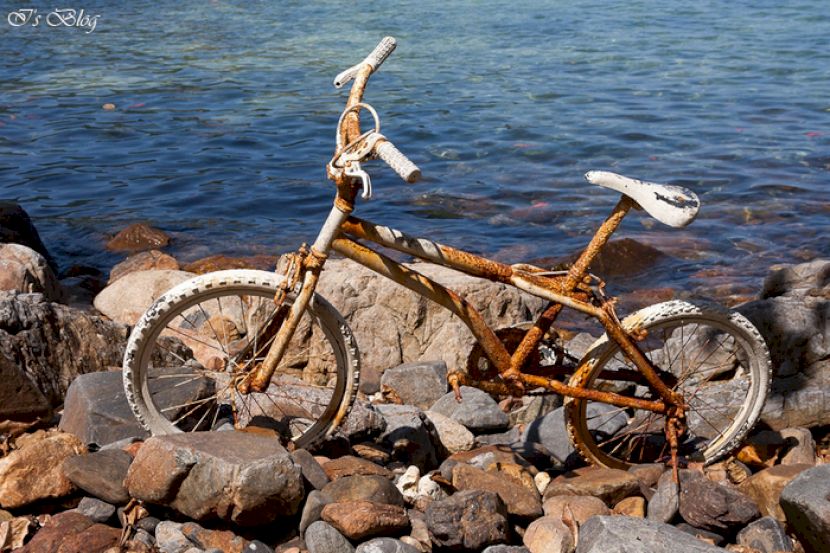 Bicicletă pe stânci lângă apa mării