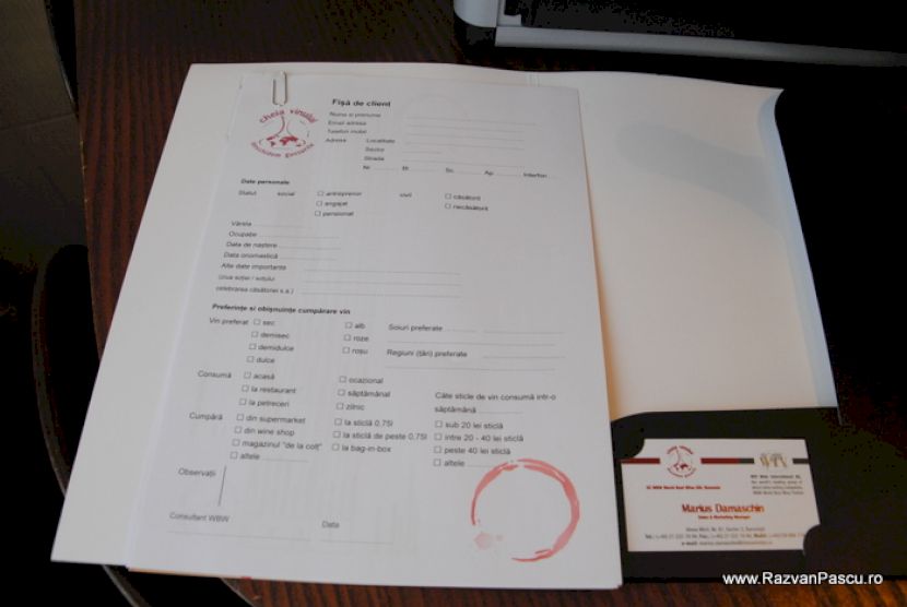 Foi tipărite și cărți de vizită pe o masă