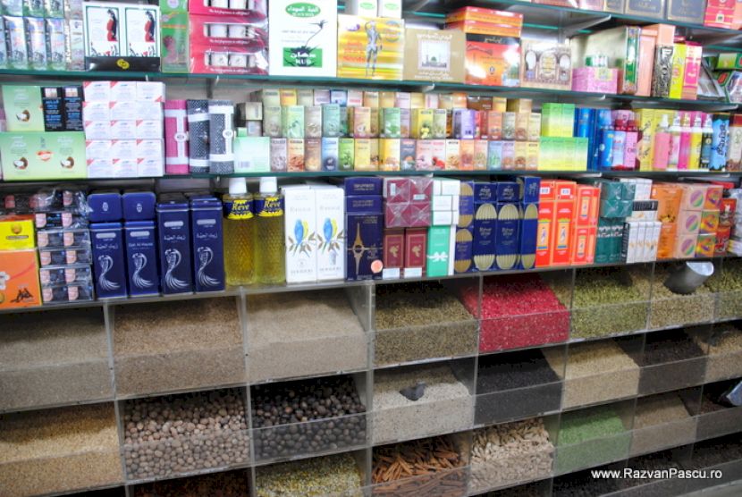 Rafturi cu cutii, parfumuri și produse într-un magazin