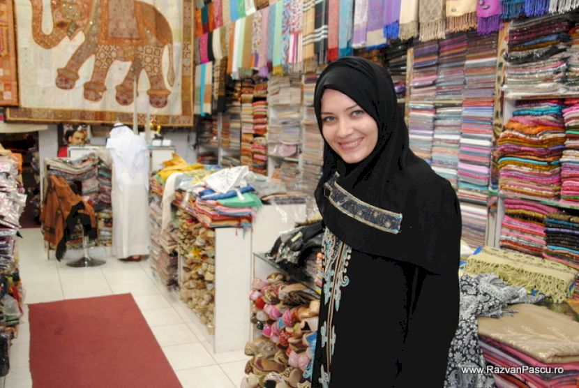Femeie într-un magazin cu materiale textile și suveniruri