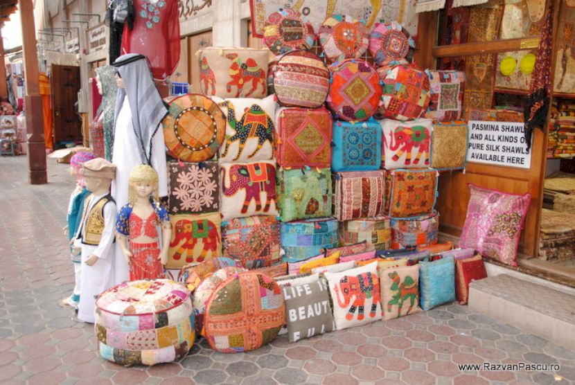 Tarabă cu genți, textile și obiecte colorate
