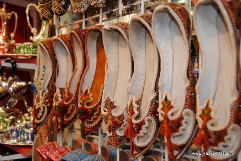 Coliere și obiecte decorative expuse într-un magazin