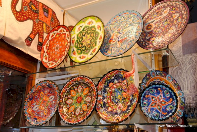 Platouri decorative colorate, expuse pe un perete
