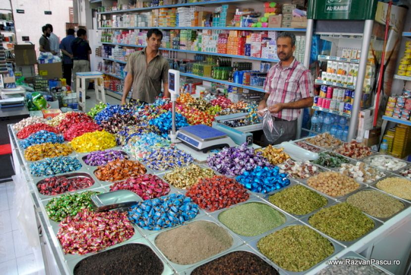 Tarabă cu mirodenii colorate și produse ambalate