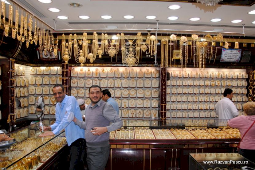 Doi bărbați într-un magazin cu vitrine de bijuterii