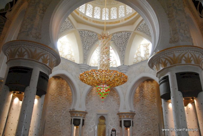 Candelabru mare într-o sală cu ferestre și arcade