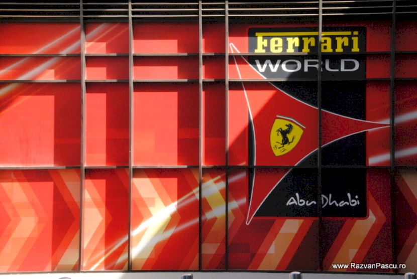 Perete roșu cu sigla Ferrari World și inscripții