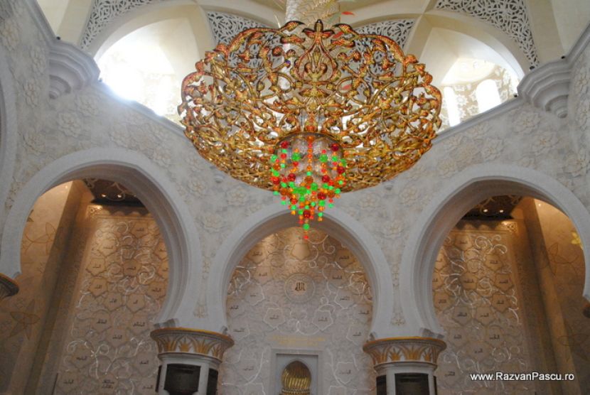 Candelabru cu ornamente multicolore sub o cupolă