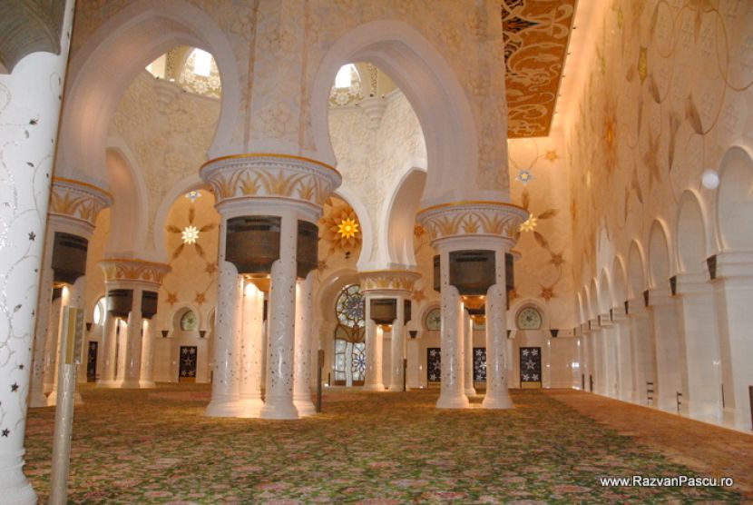 Interior cu arcade albe și covor cu modele florale