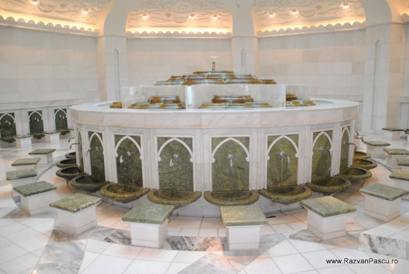 Spațiu interior circular cu balustrade albe și ornamente