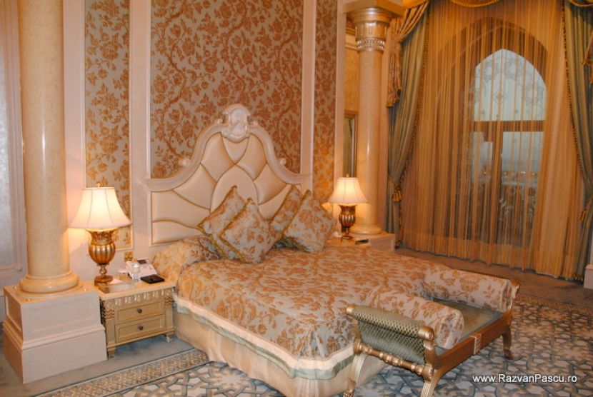 Salon ornamentat cu mobilier auriu și oglinzi mari