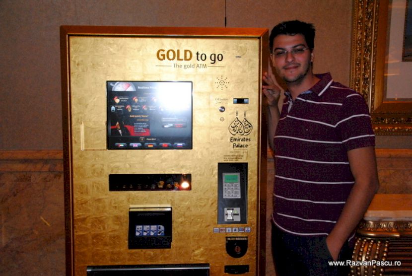 Bărbat lângă un automat de vânzare a aurului