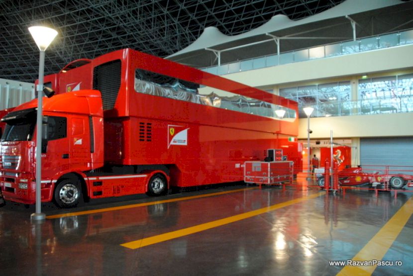 Autobuz roșu cu etaj într-un spațiu expozițional
