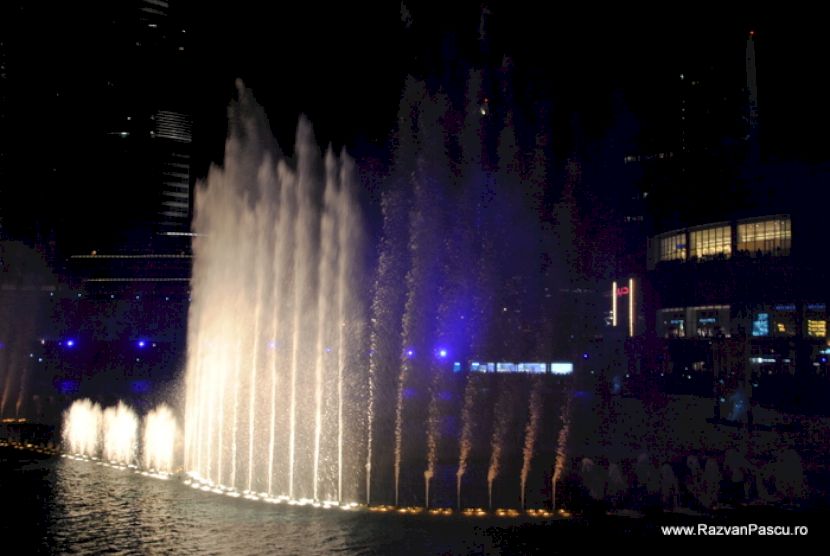 Jeturi de apă luminate violet pe timp de noapte
