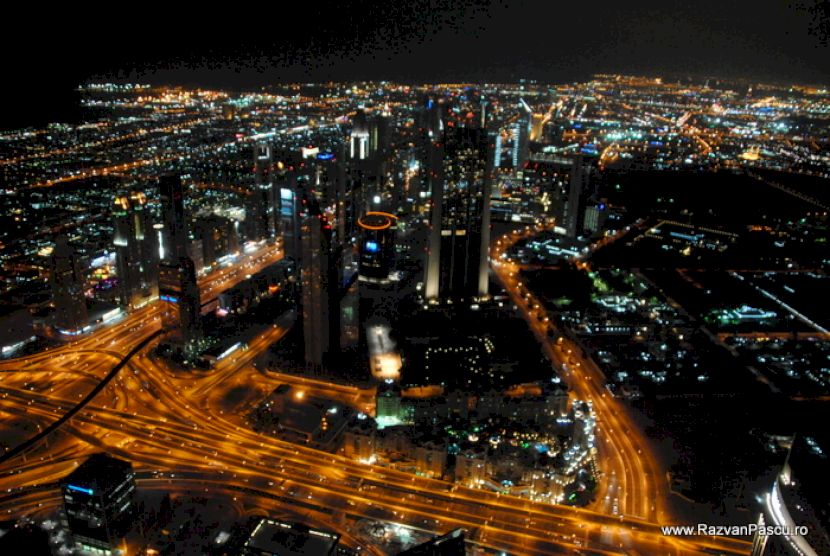 Turnuri și bulevarde iluminate în Dubai, văzute de sus