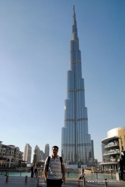 Burj Khalifa văzut de jos, lângă clădiri moderne