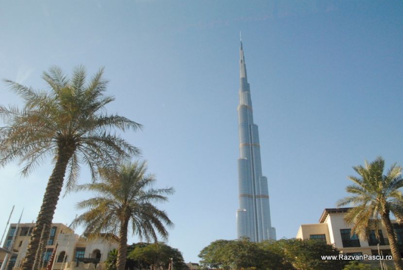 Burj Khalifa deasupra palmierilor, sub cer albastru