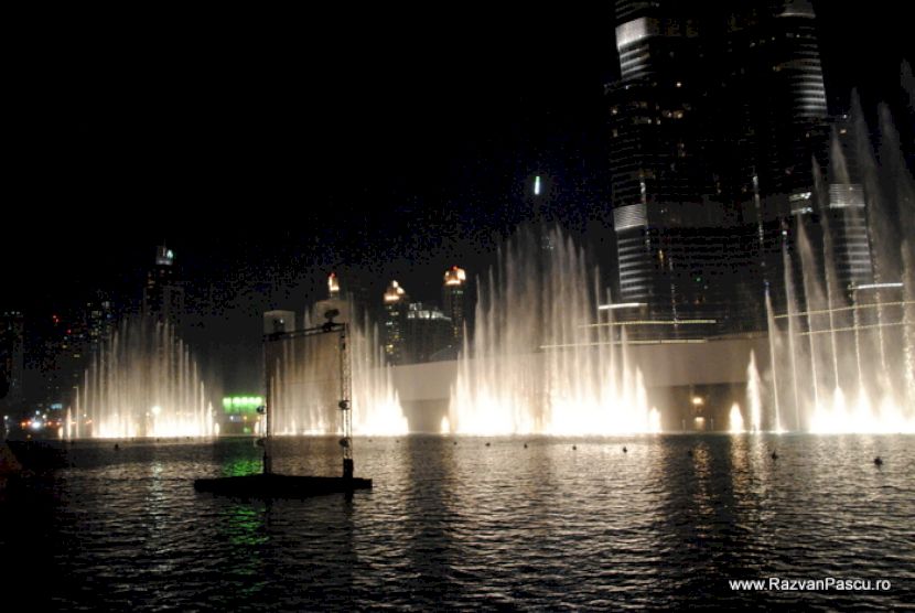 Fântâni luminate pe timp de noapte în Dubai