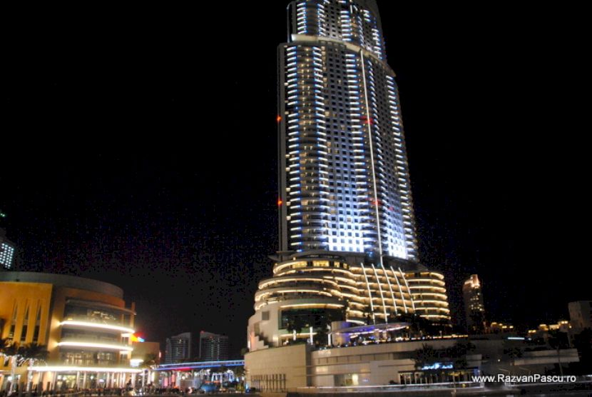 Burj Khalifa iluminat noaptea, văzut de la bază