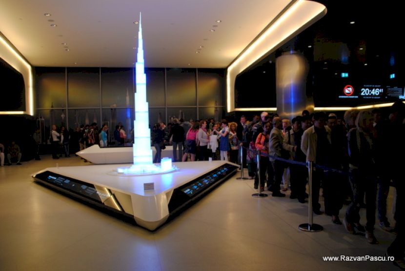 Machetă iluminată a unui turn într-un spațiu expozițional