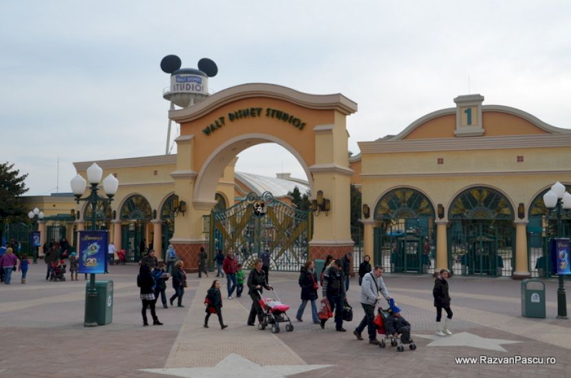 Arc de intrare în parc, cu vizitatori