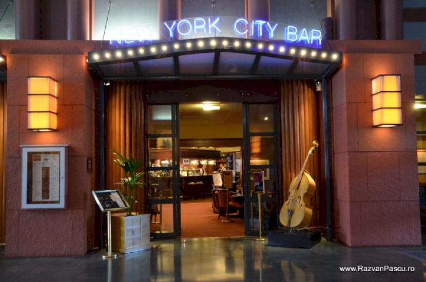Intrarea New York City Bar, cu lumină la interior