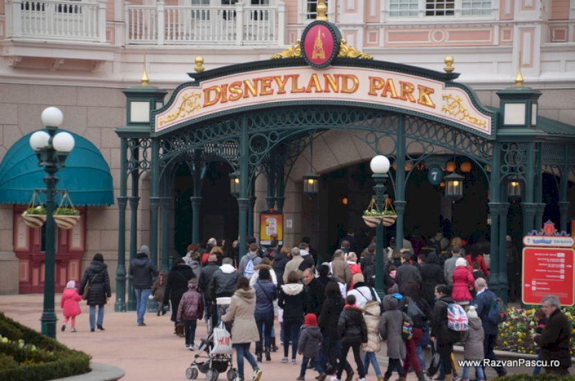 Vizitatori la intrarea Walt Disney Studios Park