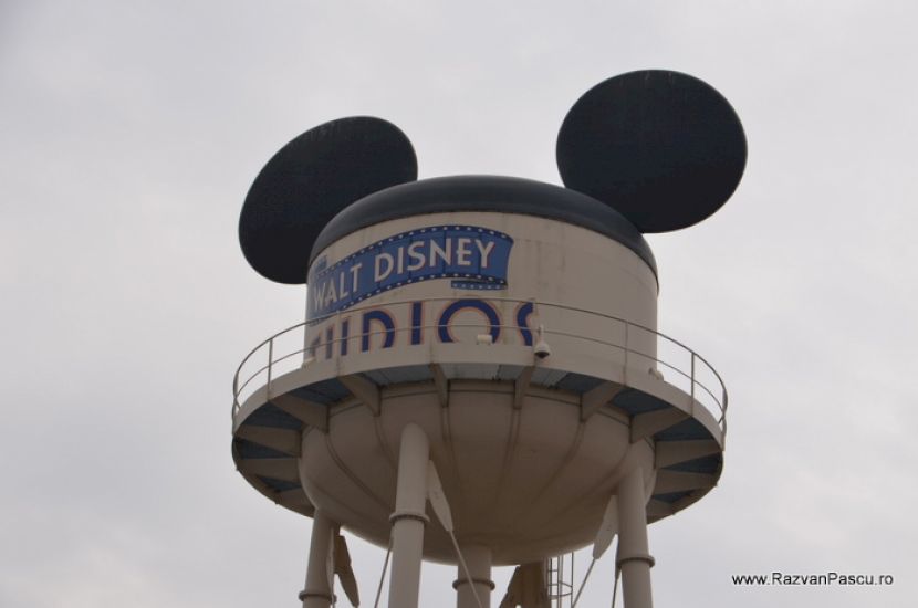 Turn de apă cu urechi Mickey și inscripția Disney