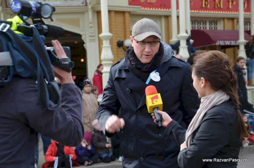 Persoane discutând cu o echipă de filmare în exterior