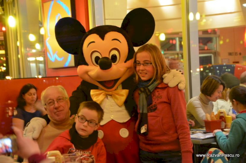 Grup lângă un personaj costumat ca Mickey Mouse