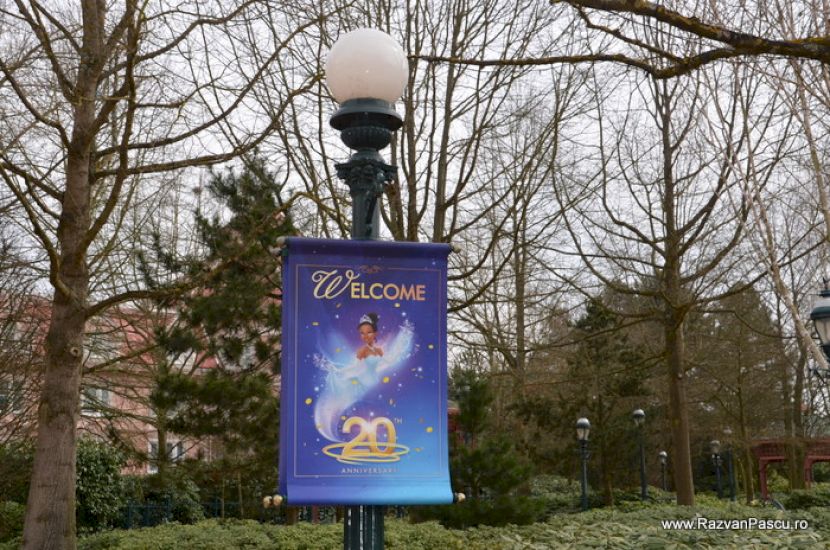 Panou aniversar Disney prins de un felinar