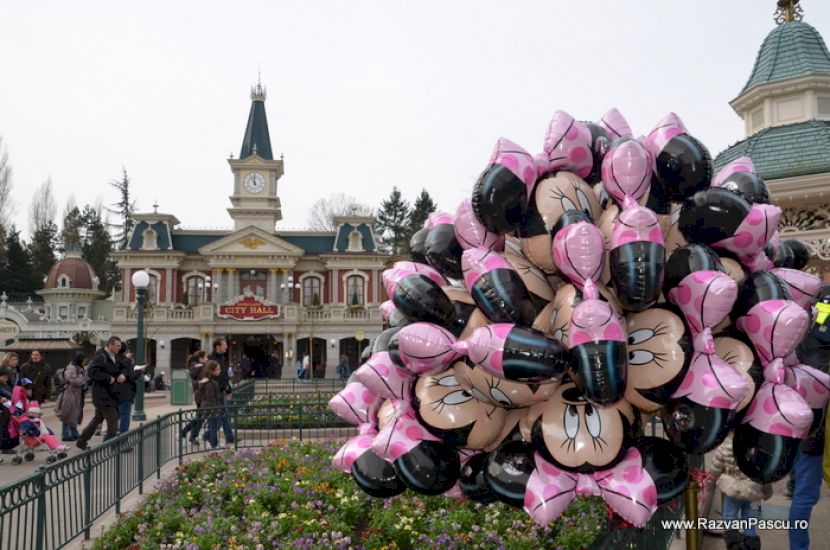 Baloane cu Minnie Mouse, în fața clădirilor parcului