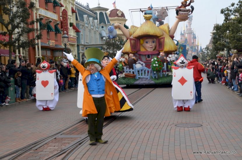 Dansatori și personaje Disney pe o stradă aglomerată