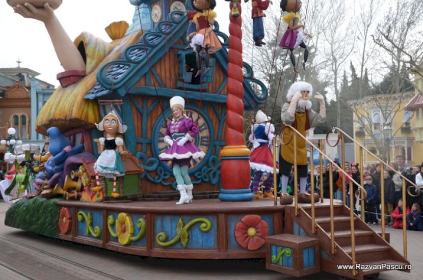 Personaje Disney pe un car decorat cu scară și ornamente