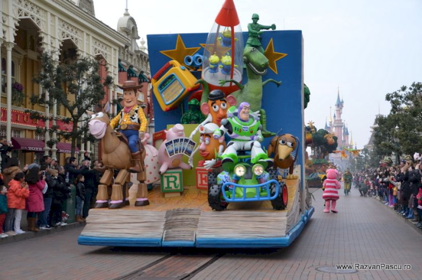 Car de paradă cu personaje Toy Story și spectatori