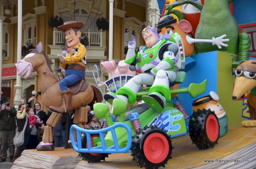 Woody și Buzz Lightyear pe un car colorat