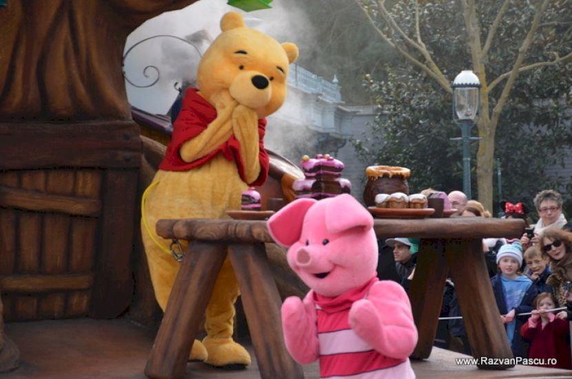 Winnie the Pooh și Purcelușul pe un car de paradă