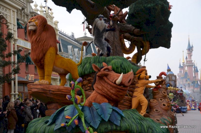 Car alegoric cu animale și trunchiuri de arbori