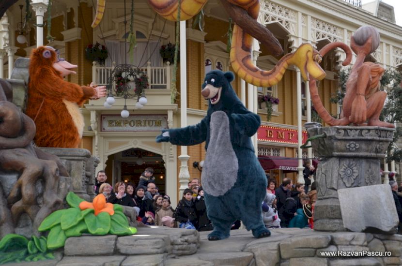 Personaje Disney dansând pe un car cu decoruri vegetale
