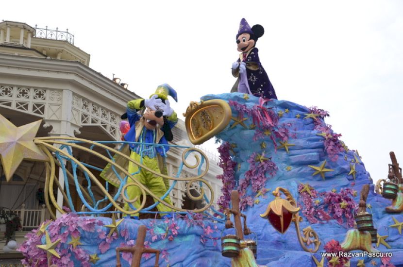 Car de paradă cu personaje Disney și ornamente colorate