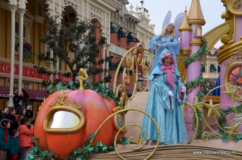 Car cu prințese și decoruri aurii pe traseul paradei