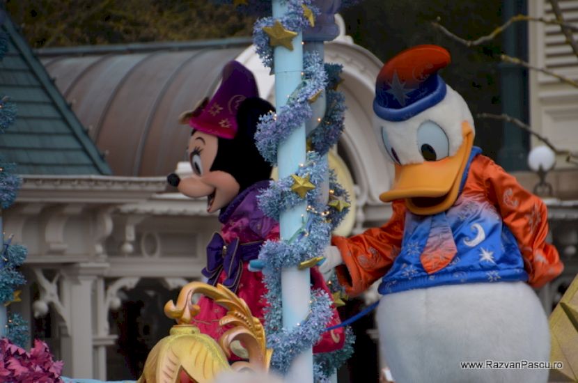 Minnie și Donald Duck pe un car decorat pentru paradă