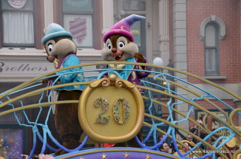 Personaje Disney deasupra unei balustrade cu numărul douăzeci