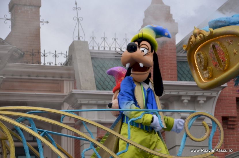 Goofy salutând de pe un car de paradă Disney