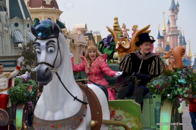 Cai decorativi și personaje de basm pe un car
