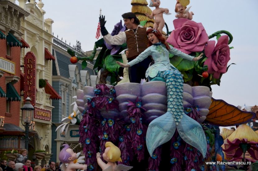 Prințesă în rochie albastră pe un car cu flori