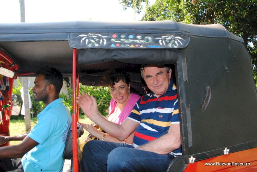Pasageri într-un tuk-tuk, lângă conducătorul vehiculului